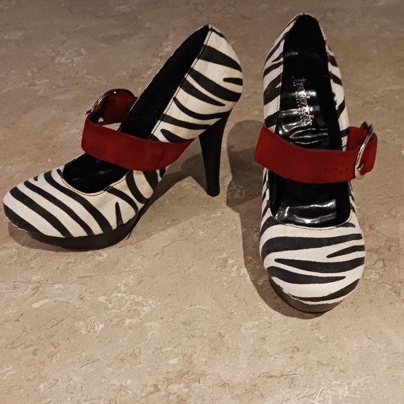 🦓 Cute Zebra Print Mary Jane Heels With Red Buckle 🦓 - Picture 8 of 14